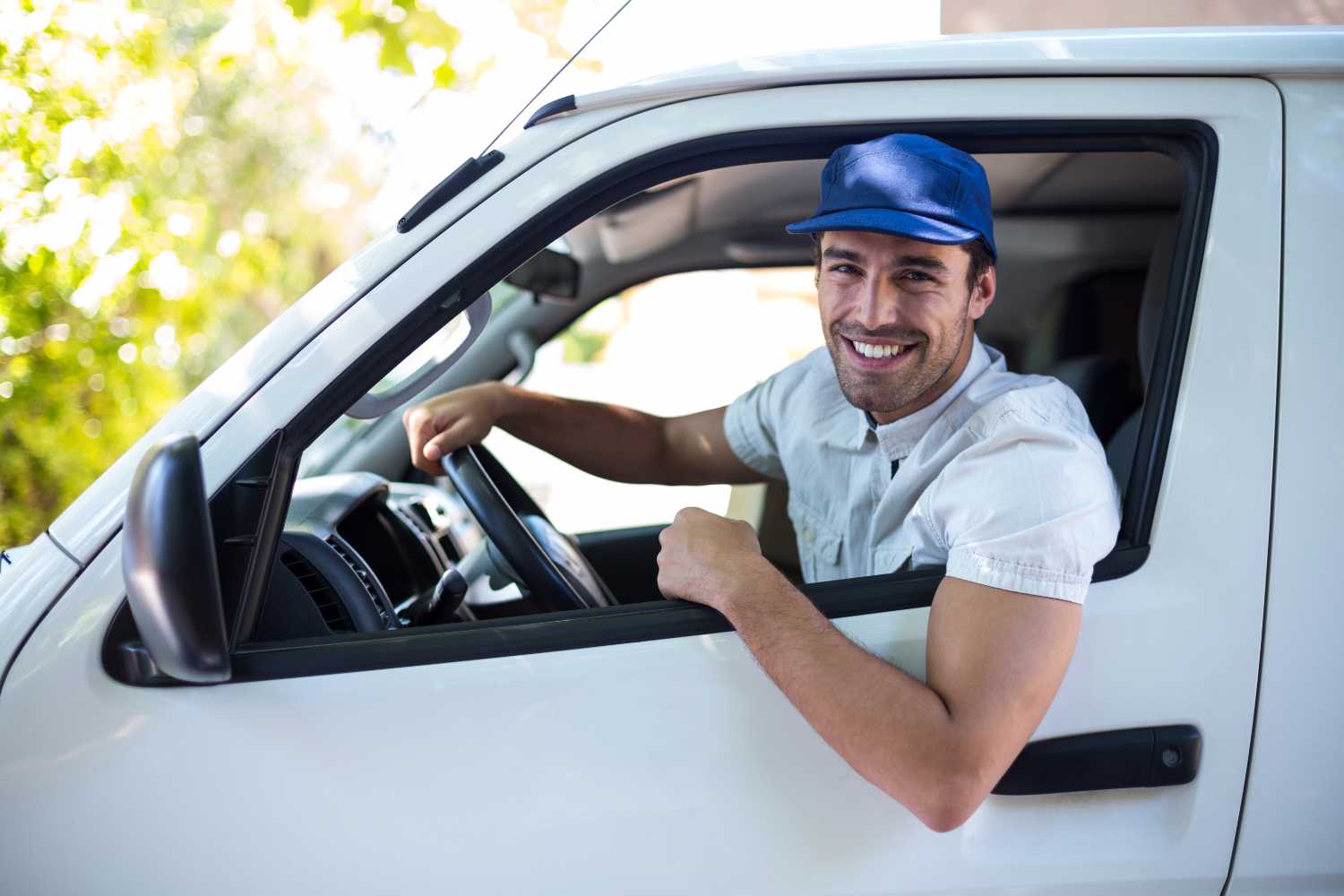 2 Mitarbeiter von Schlüsseldienst Pankow helfen bei der Türöffnung